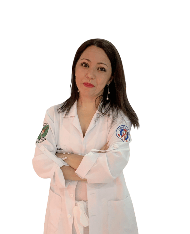 Andréa Gracindo, fonoaudióloga, de jaleco branco e braços cruzados